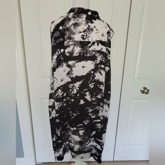 Spense Woman Plus Size Black and White Graphic Print Sleveless Tunic Blouse - 2 - Picture 6 of 10